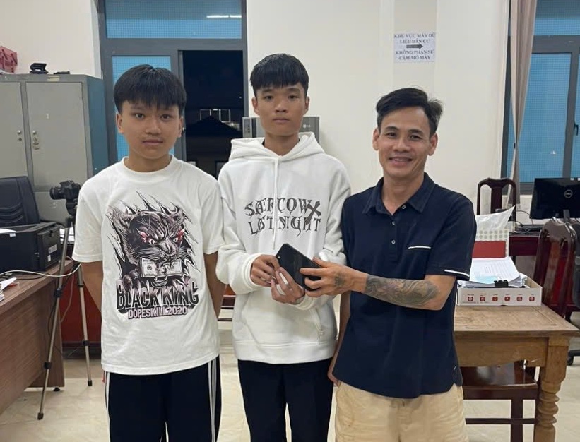 02 học sinh Trường THPT Lê Hữu Trác nhặt được điện thoại Iphone 8 Plus nhờ Công an tìm người đánh rơi